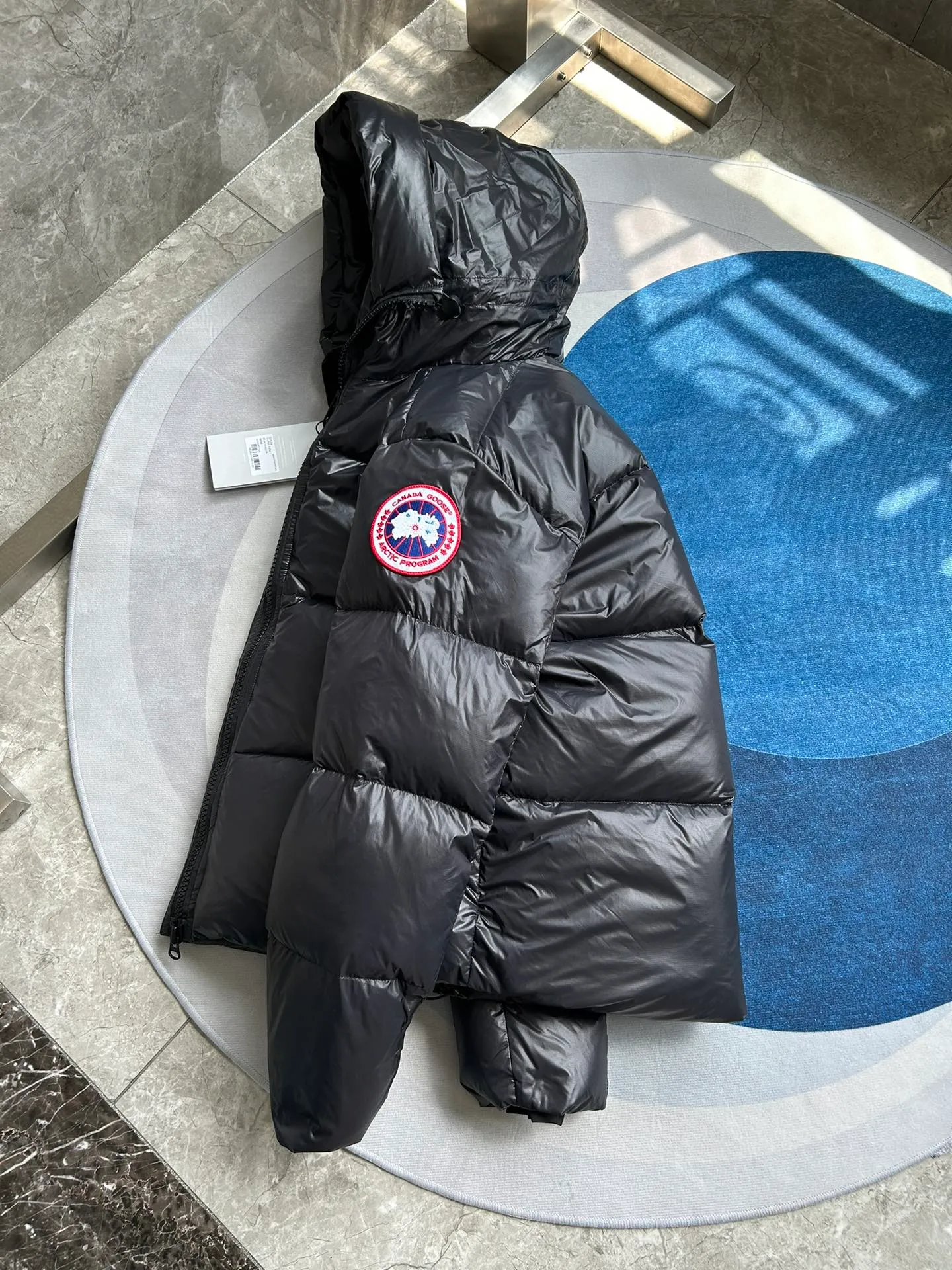 P820 ​​Black Red Label Style No.: Y111 𝘾𝘼𝙉𝘼𝘿𝘼 𝙂𝙊𝙊𝙎𝙀/Canada Goose 2023 Limited New Crofton Puff Down Jacket Pure Guangzhou Inspection 80 White Duck Down Filling‼  Top version, ceiling level‼ Crofton soft bread, the latest style in 2023, has a cold protection effect of up to level 4. It is made of recycled Feather-Light tear-resistant fabric. It is ultra-light and has no weight on the upper body at all! The unique black label highlights your temperament‼  Canada Goose, a Canadian brand, has always been recognized as the warmest down jacket. Various Instagram celebrities, Internet celebrities, and celebrities often wear it for street photos. I do Canada Goose every year, but I still can’t get rid of my love for geese. No matter how cold the winter is, there is no need to be afraid, because there are geese! Filled with 80% white duck down, Canada Goose is the legendary warmest down jacket and is known as a must-have for Arctic outdoor sports! The most popular down jacket in the world, celebrities are rushing to buy it, it is a must-have! Same style for men and women Size: S~XXL